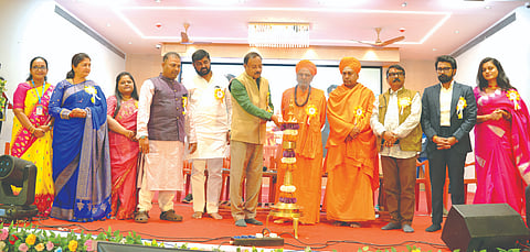 ಯಕ್ಸಂಬಾ ಪಟ್ಟಣದ ಶಿವಶಂಕರ ಜೊಲ್ಲೆ ಇಂಗ್ಲಿಷ್ ಮೀಡಿಯಂ ಪಬ್ಲಿಕ್ ಸ್ಕೂಲ್‌ನಲ್ಲಿ ಆಯೋಜಿಸಿದ್ದ ವಾರ್ಷಿಕ ಸ್ನೇಹಸಮ್ಮೇಳನವನ್ನು ಅಣ್ಣಾಸಾಹೇಬ ಜೊಲ್ಲೆ, ಡಾ.ಪಂಚಮ ಶಿವಲಿಂಗೇಶ್ವರ ಶ್ರೀಗಳು ಉದ್ಘಾಟಿಸಿದರು. ಶಶಿಕಲಾ ಜೊಲ್ಲೆ, ಜ್ಯೋತಿಪ್ರಸಾದ ಜೊಲ್ಲೆ, ಬಸವಪ್ರಸಾದ ಜೊಲ್ಲೆ, ಸಂಜಯ ಪಾಟೀಲ, ಪ್ರಿಯಾ ಜೊಲ್ಲೆ, ಯಶಸ್ವಿನಿ ಜೊಲ್ಲೆ ಇತರರಿದ್ದರು.