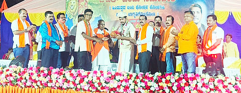 ದಾಂಡೇಲಿಯ ಹಳೇ ನಗರಸಭೆ ಮೈದಾನದಲ್ಲಿ ಹಿಂದೂ ಸಮಾಜೋತ್ಸವ ಸಮಿತಿಯವರು ಹಮ್ಮಿಕೊಂಡಿದ್ದ ಬೃಹತ್ ಹಿಂದೂ ಸಮಾವೇಶದಲ್ಲಿ ಶ್ರೀಕಾಂತ ಶೆಟ್ಟಿ  ಕಾರ್ಕಳ ಅವರನ್ನು ಸನ್ಮಾನಿಸಲಾಯಿತು. ರಘುನಾಥ ರಾಂದಡ್, ಶ್ರೀನಾಥ ಪಾಸಲಕರ, ರಾಧಾಕೃಷ್ಣ ಹೆಗಡೆ, ನೇಹಾ ಅಚಲಕರ ಇತರರಿದ್ದರು.