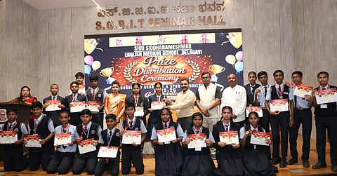  ಬೆಳಗಾವಿಯ  ಸಿದ್ಧರಾಮೇಶ್ವರ ಆಂಗ್ಲ ಮಾಧ್ಯಮ ಶಾಲೆಯ ವಿವಿಧ ಸ್ಪರ್ಧೆಗಳ ವಿಜೇತರಿಗೆ ಗುರುವಾರ ನಡೆದ ಸಮಾರಂಭದಲ್ಲಿ  ಡಾ.ಸಂತೋಷ ಜಯಗೌಡರ ಬಹುಮಾನ ವಿತರಿಸಿದರು. ಡಾ.ಅಶೋಕ ಹುಲಗಬಾಳಿ, ಪೂಜಾ ನಾಯಕ, ರಾಜಶೇಖರ ಪಾಟೀಲ ಇತರರಿದ್ದರು.