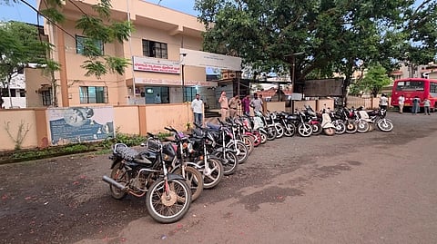 ಬೆಳಗಾವಿ ಗ್ರಾಮೀಣ ಠಾಣೆ ಪೊಲೀಸರು ವಶಪಡಿಸಿಕೊಂಡಿರುವ ಬೈಕ್​ಗಳು.
