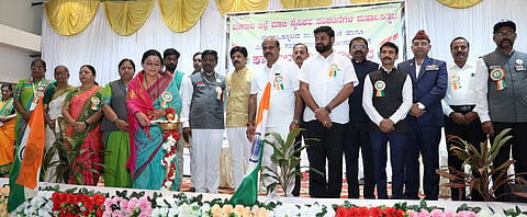 ಬೆಳಗಾವಿಯಲ್ಲಿ ಭಾನುವಾರ ಜರುಗಿದ ಕಾರ್ಗಿಲ್ ವಿಜಯ ದಿನವನ್ನು ಕವಿತಾ ಮಿಶ್ರಾ ಉದ್ಘಾಟಿಸಿದರು. ಜಗದೀಶ ಪೂಜೇರಿ, ಸುಭಾಸ ಪಾಟೀಲ,  ಪರ್ವೇಜ್ ಹವಾಲ್ದಾರ,  ಈರಣ್ಣ ರೊಟ್ಟಿ, ರಮೇಶ ಚೌಗಲಾ,ಡಾ.ಸತೀಶ ಚೌಲಿಗೇರಿ ಇತರರಿದ್ದರು.