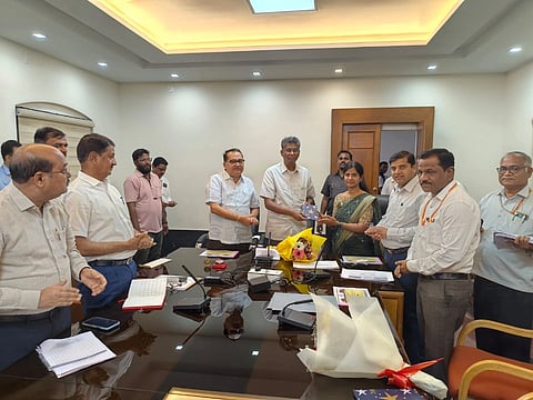  ಬೆಳಗಾವಿಯಲ್ಲಿ ಬುಧವಾರ ಜರುಗಿದ ಅಪಘಾತ ವಲಯ ಕುರಿತ ಸಭೆಯಲ್ಲಿ ಸಚಿವ ಸತೀಶ ಜಾರಕಿಹೊಳಿಯವರನ್ನು ವಾಕರಸಾ ಸಂಸ್ಥೆ ಎಂಡಿ ಪ್ರಿಯಾಂಗ ಸ್ವಾಗತಿಸಿಕೊಂಡರು. 