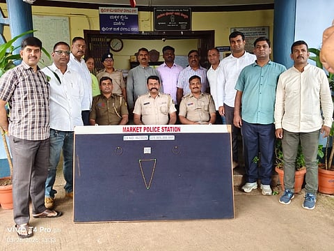 ಆರೋಪಿಯಿಂದ ವಶಪಡಿಸಿಕೊಂಡಿರುವ ಚಿನ್ನಾಭರಣದೊಂದಿಗೆ ಬೆಳಗಾವಿ ಮಾರ್ಕೆಟ್ ಠಾಣೆ ಪಿಐ ಜೆ.ಎಂ.ಕಾಲಿಮಿರ್ಚಿ, ಪಿಎಸ್‌ಐ ಹುಸೇನ್ ಕೆರೂರ, ಎಎಸ್‌ಐಗಳಾದ ವಿಠ್ಠಲ ಎಲ್., ಎಸ್.ಎಂ. ಶಿಂಧೆ ಇತರರಿದ್ದಾರೆ.
