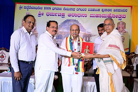 ಬೆಳಗಾವಿಯಲ್ಲಿ ನಡೆಯುತ್ತಿರುವ ಧರ್ಮಚಕ್ರ ಆರಾಧನಾ ಮಹೋತ್ಸವದಲ್ಲಿ ಭಾನುವಾರ ಕೆಎಲ್​ಇ ಸಂಸ್ಥೆ ಗೌರವ ಕಾರ್ಯಾಧ್ಯಕ್ಷ ಡಾ.ಪ್ರಭಾಕರ ಕೋರೆ ಅವರನ್ನು ಸನ್ಮಾನಿಸಲಾಯಿತು. ಸುನೀಲ ಹನಮಣ್ಣವರ, ಭೂಷಣ ಮಿರ್ಜಿ, ಡಾ.ರಮೇಶ ದೊಡ್ಡಣ್ಣವರ, ಅನಿಲ ಬೆನಕೆ ಇದ್ದಾರೆ.