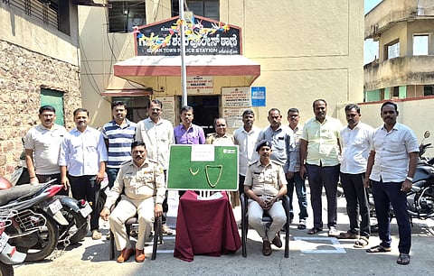 ಗೋಕಾಕ ಪೊಲೀಸರು ವಶಪಡಿಸಿಕೊಂಡಿರುವ ಚಿನ್ನಾಭರಣದ ಜತೆಗೆ ತನಿಖೆ ಕೈಗೊಂಡಿದ್ದ ತಂಡ.