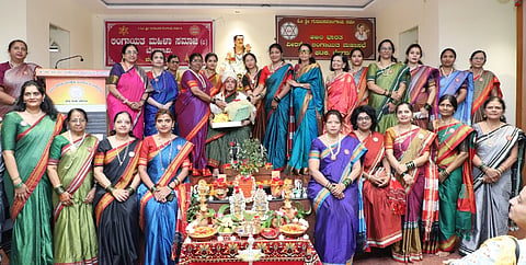 ಬೆಳಗಾವಿಯಲ್ಲಿ ಭಾನುವಾರ ಜರುಗಿದ ಭಜನ ಸಂಧ್ಯಾದಲ್ಲಿ ಜಾನಪದ ತಜ್ಞೆ ಡಾ.ಪಾರ್ವತೆವ್ವ ಹೊಂಗಲಗೆ ಸನ್ಮಾನಿಸಲಾಯಿತು. ಶೈಲಜಾ ಬಿಂಗೆ, ಜ್ಯೋತಿ ಬದಾಮಿ, ಜಯಶೀಲಾ ಬ್ಯಾಕೋಡ, ಶ್ರೀದೇವಿ ಅಂಟಿನ, ರಾಜೇಶ್ವರಿ ಕಲೂತಿ, ಲಕ್ಷ್ಮೀ ಸಾಣಿಕೊಪ್ಪ ಇತರರಿದ್ದರು.