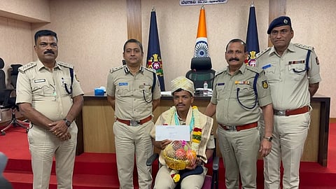 ಐರನ್ ಮ್ಯಾನ್ ಸ್ಪರ್ಧೆಯಲ್ಲಿ ಸಾಧನೆ ಮಾಡಿರುವ ಆರ್‌ಎಸ್‌ಐ ಸಂಗಮೇಶ ಆನಿಯವರನ್ನು ಪೊಲೀಸ್ ಆಯುಕ್ತ ಭೂಷಣ ಬೋರಸೆ, ಡಿಸಿಪಿ ನಾರಾಯಣ ಬರಮನಿ ಗುರುವಾರ ಸನ್ಮಾನಿಸಿದರು. 