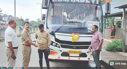  ಬಾಗಿಲು ಅಳವಡಿಸದ ಬಸ್‌ಗಳಿಗೆ ಕುಂದಾಪುರ ಸಂಚಾರ ಪೊಲೀಸರು ದಂಡ ವಿಧಿಸಿದ್ದಾರೆ.  