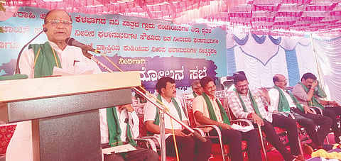  ಕಂಡ್ಲೂರಿನಲ್ಲಿ ನಡೆದ ಬೃಹತ್ ಜನಾಂದೋಲನ ಸಭೆಯಲ್ಲಿ ಮಾಜಿ ಶಾಸಕ ಕೆ.ಗೋಪಾಲ ಪೂಜಾರಿ ಮಾತನಾಡಿದರು. ಬಲಾಡಿ ಸಂತೋಷ್ ಶೆಟ್ಟಿ, ಾಜಗೋಪಾಲ ಹೆಗ್ಡೆ, ಮಹೇಶ್ ಮೆಂಡನ್ ಇತರರು ಇದ್ದರು.