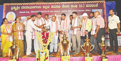  ಮರವಂತೆ ಶ್ರೀ ಸುಬ್ರಹ್ಮಣ್ಯ ದೇವಸ್ಥಾನದ ವಠಾರದಲ್ಲಿ ಬ್ರಹ್ಮಶ್ರೀ ನಾರಾಯಣಗುರು ಟ್ರೋಫಿ ಜಿಲ್ಲಾಮಟ್ಟದ ಹಗ್ಗಜಗ್ಗಾಟ ಸ್ಪರ್ಧೆ ನಡೆಯಿತು. ಅಶೋಕ್ ಪೂಜಾರಿ, ಕೆ.ಗೋಪಾಲ ಪೂಜಾರಿ ಇತರರು ಇದ್ದರು.