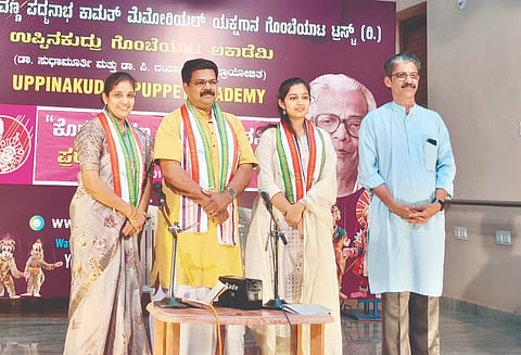 ಉಪ್ಪಿನಕುದ್ರು ಗೊಂಬೆಯಾಟ ಅಕಾಡೆಮಿಯ ಗೊಂಬೆ ಮನೆಯಲ್ಲಿ ಗಮಕ ವಾಚನ ವ್ಯಾಖ್ಯಾನ ಕಾರ್ಯಕ್ರಮ ನಡೆಯಿತು. ಡಾ.ಕಾಶೀನಾಥ್ ಪೈ, ಜನಾರ್ದನ ಹಂದೆ, ಕೊಗ್ಗ ಭಾಸ್ಕರ ಕಾಮತ್ ಮೊದಲಾದವರಿದ್ದರು.