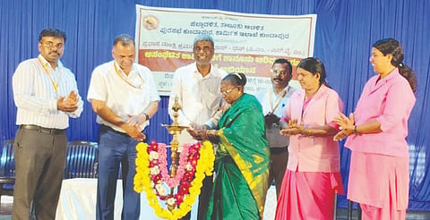 ಪ್ರಧಾನಮಂತ್ರಿ ಶ್ರಮಯೋಗಿ ಮಾನ ಧನ (ಪಿಎಂಎಸ್‌ವೈಎಂ) ಅಸಂಟಿತ ಕಾರ್ಮಿಕರಿಗೆ ಕಾನೂನು ಅರಿವು ಹಾಗೂ ನೋಂದಣಿ ಅಭಿಯಾನ ಕುಂದಾಪುರದಲ್ಲಿ ನಡೆಯಿತು. ಪ್ರಮುಖರಾದ ಡಾ.ಪ್ರೇವಾನಂದ್, ಆನಂದ ಜೆ., ಸುವಾಸಿನಿ, ಚಿಕ್ಕು ಮತ್ತಿತರರಿದ್ದರು.