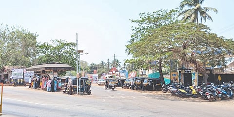  ಬೈಂದೂರು- ಕುಂದಾಪುರ ಹೆದ್ದಾರಿಯ ಪ್ರಮುಖ ಸಂಪರ್ಕ ಕೇಂದ್ರವಾಗಿರುವ ತ್ರಾಸಿ ಜಂಕ್ಷನ್.