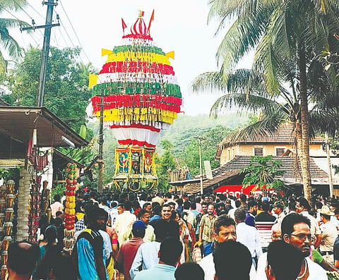 ಗೋಕರ್ಣ ಸಮೀಪದ ಬಂಕಿಕೊಡ್ಲದಲ್ಲಿ ಚಂಪಾಷಷ್ಠಿ ನಿಮಿತ್ತ ಶ್ರೀ ಕಾಶಿ ವಿಶ್ವೇಶ್ವರ ದೇವರ ರಥೋತ್ಸವ ಸಂಭ್ರಮದಿಂದ ನಡೆಯಿತು.