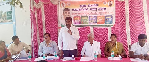 ದಳವಾಯಿ ಕೋಡಿಹಳ್ಳಿ ಗ್ರಾಮ ಪಂಚಾಯಿತಿ ಅವರಣದಲ್ಲಿ ಆಯೋಜಿಸಿದ್ದ ಸಭೆಯಲ್ಲಿ ಚಿಕ್ಕಲಿಂಗಯ್ಯ ಮಾತನಾಡಿದರು. ದೀಪು,  ನಂಜಮ್ಮಣಿ, ಅಶ್ವತ್ಥ್, ಟಿ.ಸಿ. ಚನ್ನಪ್ಪ ಇತರರಿದ್ದರು.