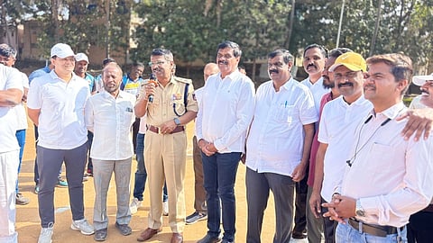 ಹಾಸನದ ಡಿಎಆರ್ ಮೈದಾನದಲ್ಲಿ ಜಿಲ್ಲಾ ಪೊಲೀಸರು ಮತ್ತು ಹಾಸನ ಜಿಲ್ಲಾ ಪತ್ರಕರ್ತರ ಸಂಘದ ಎರಡು ತಂಡಗಳ ನಡುವೆ ನಡೆದ ಸೌಹಾರ್ದಯುತ ಕ್ರಿಕೆಟ್ ಪಂದ್ಯಕ್ಕೆ ಗಣ್ಯರು ಚಾಲನೆ ನೀಡಿದರು. ಹೆಚ್ಚುವರಿ ಪೊಲೀಸ್ ವರಿಷ್ಠಾಧಿಕಾರಿ ಡಾ.ಶ್ರೀನಿಧಿ, ಜಿಲ್ಲಾ ಪತ್ರಕರ್ತರ ಸಂಘದ ಅಧ್ಯಕ್ಷ ಜೆ.ಆರ್.ಕೆಂಚೇಗೌಡ, ಎಚ್.ಬಿ.ಮದನಗೌಡ  ಇತರರಿದ್ದರು.