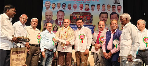 ಹಾಸನಾಂಬ ಕಲಾಕ್ಷೇತ್ರದಲ್ಲಿ ಕರ್ನಾಟಕ ರಾಜ್ಯ ಸರ್ಕಾರಿ ನೌಕರರ ಸಂಘದ ವತಿಯಿಂದ ಆಯೋಜಿಸಿದ್ದ ಮೈಸೂರು ವಿಭಾಗ ಮಟ್ಟದ ಪದಾಧಿಕಾರಿಗಳು, ನಿವೃತ್ತ ನೌಕರರು ಹಾಗೂ ಕುಟುಂಬ ಪಿಂಚಣಿದಾರರ ಸಮಾವೇಶದಲ್ಲಿ ಗಣ್ಯರು ಭಾಗವಹಿಸಿದ್ದರು. ಶಾಸಕ ಎಚ್.ಪಿ.ಸ್ವರೂಪ್ ಪ್ರಕಾಶ್, ರಂಗೇಗೌಡ, ಎಸ್.ಎಂ.ಆನಂದಪ್ಪ, ಶ್ರೀನಿವಾಸ್, ಬಿ.ಪಿ.ಕೃಷ್ಣೇಗೌಡ ಇತರರು ಇದ್ದರು.