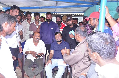 ಹಾಸನ ತಾಲೂಕಿನ ಕಸಬಾ ಹೋಬಳಿಯ ಸಿಂಗಪಟ್ಟಣ ಗ್ರಾಮದ ಹಾಲಿನ ಡೇರಿಯಲ್ಲಿ ಲೋಪದೋಷ ಹಿನ್ನೆಲೆಯಲ್ಲಿ ಶಾಸಕ ಎಚ್.ಪಿ.ಸ್ವರೂಪ್ ಪ್ರಕಾಶ್ ಗ್ರಾಮಕ್ಕೆ ಭೇಟಿ ನೀಡಿ ಸ್ಥಳೀಯರು ಹಾಗೂ ಹಾಲು ಉತ್ಪಾದಕರಿಂದ ಮಾಹಿತಿ ಪಡೆದುಕೊಂಡರು.