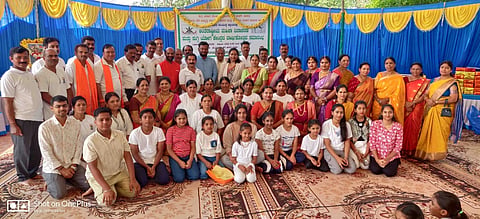 ಹಾಸನದಲ್ಲಿ ನಡೆದ ಅಂತಾರಾಷ್ಟ್ರೀಯ ಮಹಿಳಾ ದಿನಾಚರಣೆ ಹಾಗೂ ಸುಗ್ಗಿ ಯೋಗ ಕೇಂದ್ರದ ವಾರ್ಷಿಕೋತ್ಸವ ಸಮಾರಂಭದಲ್ಲಿ ಎಚ್.ಪಿ. ಸ್ವರೂಪ್ ಪ್ರಕಾಶ್, ಹರಿಹರಪುರ ಶ್ರೀಧರ್, ಶಾರದಾ ಧಮಾನಂದ್, ನಾಗೇಶ್, ಕೆ.ಎನ್.ದೊರೆಸ್ವಾಮಿ, ಡಾ.ಎಂ.ಆರ್.ಚಂದ್ರಶೇಖರ್, ಡಾ.ಜಿ.ಡಿ.ನಾರಾಯಣ್ ಇತರರಿದ್ದರು.