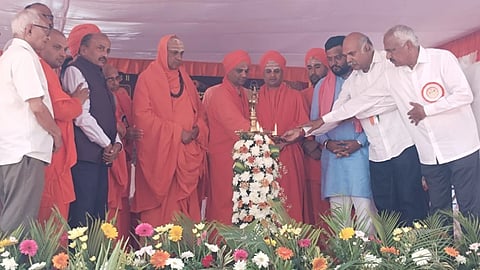 ಹಾಸನದ ತಣ್ಣೀರುಹಳ್ಳ ಮಠದಲ್ಲಿ ನಡೆದ ಕಾರ್ಯಕ್ರಮದಲ್ಲಿ ಶ್ರೀ ಶಿವಲಿಂಗ ಸ್ವಾಮೀಜಿ ದಾಸೋಹ ಭವನ ಮತ್ತು ಗುರು ಭವನ ಉದ್ಘಾಟನಾ ಸಮಾರಂಭವನ್ನು ಗಣ್ಯರು ಉದ್ಘಾಟಿಸಿದರು. ಶ್ರೀ ಶಿವರಾತ್ರಿ ದೇಶಿಕೇಂದ್ರ ಸ್ವಾಮೀಜಿ, ಶ್ರೀ ಶಂಭುನಾಥ ಸ್ವಾಮೀಜಿ, ವಿಜಯಕುಮಾರ ಸ್ವಾಮೀಜಿ, ಸಂಸದ ಶ್ರೇಯಸ್ ಪಟೇಲ್, ಶಾಸಕ ಎಚ್.ಪಿ.ಸ್ವರೂಪ್, ಚನ್ನಬಸವ ಸ್ವಾಮೀಜಿ,ಸೋಮಶೇಖರ ಸ್ವಾಮೀಜಿ ಇತರರಿದ್ದರು.