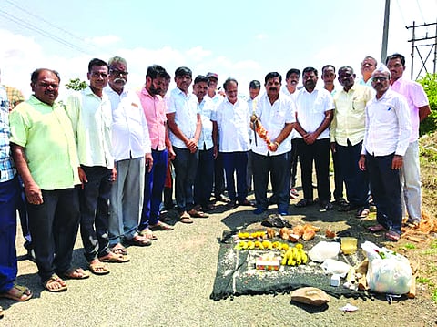 ಉಮರಾಣಿ ಗ್ರಾಮದಲ್ಲಿ ವಿವಿಧ ಕಾಮಗಾರಿಗಳಿಗೆ ಶಾಸಕ ದುರ್ಯೋಧನ ಐಹೊಳೆ ಭೂಮಿಪೂಜೆ ನೆರವೇರಿಸಿದರು. ಪ್ರೊ.ಎಸ್.ವೈ.ಹಂಜಿ, ಲಕ್ಷ್ಮಣ ಪೂಜೇರಿ, ಮುರಗೆಪ್ಪ ಅಡಿಶೇರಿ ಇತರರಿದ್ದರು.