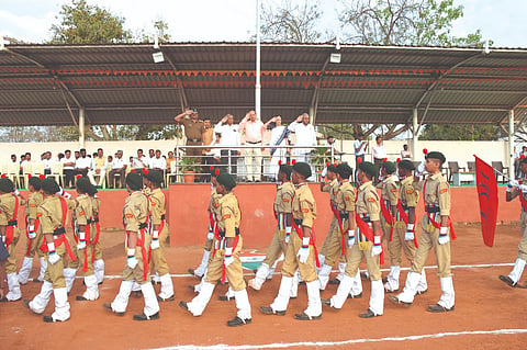 ಚಂದರಗಿಯ ಎಸ್​.ಎಂ.ಕಲೂತಿ ಸಂಯುಕ್ತ ಕ್ರೀಡಾ ವಸತಿ ಶಾಲೆಯಲ್ಲಿ ಗಣರಾಜ್ಯೋತ್ಸವ ಆಚರಿಸಲಾಯಿತು. ಸಂಸ್ಥೆ ಅಧ್ಯೆ ಮೃಣಾಲಿನಿ ಪಟ್ಟಣ, ಎಸ್​.ಎನ್​.ಅಡಗಿಮನಿ, ಜೆ.ಬಿ.ಮೇಟಿ ಇತರರಿದ್ದರು.