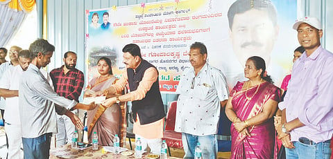 ಜೋಗ&ಕಾರ್ಗಲ್​ ಪಪಂನ ನೂತನ ರಂಗಮಂದಿರ ಉದ್ಘಾಟನಾ ಸಮಾರಂಭದಲ್ಲಿ ವಿವಿಧ ಯೋಜನೆಗಳ ಫಲಾನುಭವಿಗಳಿಗೆ ಶಾಸಕ ಗೋಪಾಲಕೃಷ್ಣ ಬೇಳೂರು ಸಹಾಯಧನ ವಿತರಿಸಿದರು. ರಶ್ಮಿ, ಎಂ.ಕೆ.ಸುರೇಶ್​, ಸಂತೋಷ್​ ಕುಮಾರ್​, ಎಂ.ರಾಜು ಮುಂತಾದವರಿದ್ದರು.
