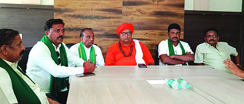ಚನ್ನಮ್ಮನ ಕಿತ್ತೂರು ಪಟ್ಟಣದಲ್ಲಿ ಬುಧವಾರ ಹಮ್ಮಿಕೊಂಡಿದ್ದ ಸುದ್ದಿಗೋಷ್ಠಿಯಲ್ಲಿ ರೈತ ಮುಖಂಡ ಬಿಷ್ಟಪ್ಪ ಶಿಂಧೆ ಮಾತನಾಡಿದರು. ವೀರೇಶ್ವರ ಸ್ವಾಮೀಜಿ, ನಿಂಗಪ್ಪ ತಡಕೋಡ, ಅಪ್ಪೇಶ ದಳವಾಯಿ ಇದ್ದರು.