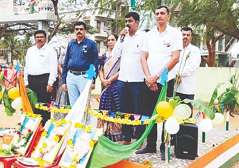 ಕಿಕ್ಕೇರಿ ಕೆಪಿಎಸ್ ಶಿಕ್ಷಣ ಸಮೂಹದಲ್ಲಿ ಸೋಮವಾರ ಗಣರಾಜ್ಯೋತ್ಸವ ಜರುಗಿತು. ಎಂ.ಆರ್. ಸಹದೇವು, ಚಲುವನಾರಾಯಣಸ್ವಾಮಿ, ಕುಮಾರಸ್ವಾಮಿ, ದಿನೇಶ್‌ಬಾಬು, ಎಸ್.ಎಂ. ಬಸವರಾಜು, ಮಮತಾ, ಭಾರತಿ, ನಂಜುಂಡಯ್ಯ ಮತ್ತಿತರರಿದ್ದರು. 