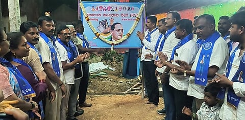 ಕಿಕ್ಕೇರಿ ಸಮೀಪದ ಮಾಕವಳ್ಳಿಯಲ್ಲಿ ಇತ್ತೀಚೆಗೆ ಡಾ. ಬಿ.ಆರ್. ಅಂಬೇಡ್ಕರ್ ಸ್ತ್ರೀ ಸಂಘ ಇತ್ತೀಚೆಗೆ ಆಯೋಜಿಸಿದ್ದ ಡಾ.ಬಿ.ಆರ್. ಅಂಬೇಡ್ಕರ್ ಸ್ತ್ರೀ ಶಕ್ತಿ ಸಂಘದ ನಾಮಫಲಕ ಉದ್ಘಾಟನೆ ಸಮಾರಂಭದಲ್ಲಿ ಅಂಬೇಡ್ಕರ್ ಅವರ ಭಾವಚಿತ್ರಕ್ಕೆ ಪುಷ್ಪನಮನವನ್ನು ಗಣ್ಯರು ಅರ್ಪಿಸಿದರು. ಆರ್‌ಟಿಒ ಮಲ್ಲಿಕಾರ್ಜುನ, ಡಿ.ಪ್ರೇಮ್‌ಕುಮಾರ್, ಯೋಗೇಶ್, ನರಸಿಂಹಮೂರ್ತಿ ಮತ್ತಿತರರಿದ್ದರು. 
