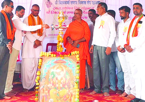 ಕಕ್ಕೇರಿಯಲ್ಲಿ ಹಮ್ಮಿಕೊಂಡಿದ್ದ ವಿಶ್ವಕರ್ಮ ಮಹಾಮೇಳ ಅರಿಶಿಣ-ಕುಂಕುಮ ಸಮಾರಂಭ ಉದ್ಘಾಟನೆಯಲ್ಲಿ ಶಾಸಕ ವಿಠ್ಠಲ ಹಲಗೇಕರ, ಭಾರತಿ ರಾಮಾನಂದ ಸ್ವಾಮೀಜಿ, ಮೋಹನ ಮಹಾರಾಜರು ಇತರರಿದ್ದರು.