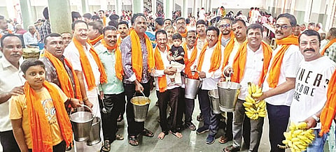 ಕಿಕ್ಕೇರಿಯಲ್ಲಿ ನೇಕಾರ ಕುರುಹಿನಶೆಟ್ಟಿ ಯುವ ಬಳಗದಿಂದ ಗುರುವಾರ ಅನ್ನಸಂತರ್ಪಣೆ ನೆರವೇರಿತು. ಕೆ.ವಿ.ಅರುಣಕುಮಾರ್, ಶ್ರೀನಿವಾಸ, ರಘು, ರಮೇಶ್, ರಾಜೇಶ್, ಗೋವಿಂದರಾಜು ಮತ್ತಿತರರಿದ್ದರು. 