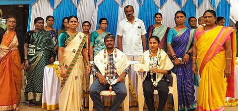 ಕಿಕ್ಕೇರಿ ಸಮೀಪದ ಮಾರೇನಹಳ್ಳಿ ಗ್ರಾಮದ ಹಾಲು ಉತ್ಪಾದಕರ ಸಹಕಾರ ಸಂಘದಲ್ಲಿ ಆಯೋಜಿಸಿದ್ದ ವಾರ್ಷಿಕ ಸಭೆಯಲ್ಲಿ ಎಸ್ಸೆಸ್ಸೆಲ್ಸಿ, ಪಿಯುಸಿಯಲ್ಲಿ ಅತಿ ಹೆಚ್ಚು ಅಂಕಗಳಿಸಿದ ಪ್ರತಿಭಾನ್ವಿತ ವಿದ್ಯಾರ್ಥಿಗಳನ್ನು ಗೌರವಿಸಲಾಯಿತು. ಡಾಲು ರವಿ, ವಿಮಲಾ, ನೇತ್ರಾವತಿ, ಪ್ರೇಮಾ, ಲಕ್ಷ್ಮಮ್ಮ ಮತ್ತಿತರರಿದ್ದರು. 