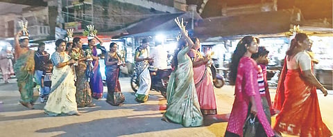 ಕಿಕ್ಕೇರಿಯಲ್ಲಿ ಬಂದಮ್ಮ ದೇವಿಯ ಹಬ್ಬವನ್ನು ತಂಬಿಟ್ಟಿನ ಅರತಿ ಮೆರವಣಿಗೆ ಮೂಲಕ ಸಡಗರದಿಂದ ಆಚರಿಸಿದರು. 