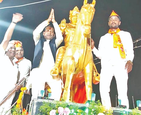 ಕಮಲನಗರ ತಾಲೂಕಿನ ಚ್ಯಾಂಡೇಶ್ವರ ಗ್ರಾಮದಲ್ಲಿ ಅಶ್ವಾರೂಢ ಬಸವೇಶ್ವರ ಪ್ರತಿಮೆಯನ್ನು ಶಾಸಕ ಪ್ರಭು ಚವ್ಹಾಣ್​ ಅನಾವರಣಗೊಳಿಸಿದರು.