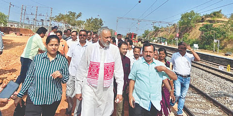 ಕುಮಟಾ ಕೊಂಕಣ ರೈಲ್ವೆ ನಿಲ್ದಾಣದಲ್ಲಿನ 2 ನೇ ಪ್ಲಾಟಫಾರ್ಮ ಕಾಮಗಾರಿಯನ್ನು ಸಂಸದ ವಿಶ್ವೇಶ್ವರ ಹೆಗಡೆ ಕಾಗೇರಿ, ಶಾಸಕ ದಿನಕರ ಶೆಟ್ಟಿ ವೀಕ್ಷಿಸಿದರು. ಅಶಾ ಶೆಟ್ಟಿ, ಎನ್.ಎಸ್. ಹೆಗಡೆ, ಜಿ.ಐ.ಹೆಗಡೆ ಇತರರಿದ್ದರು.