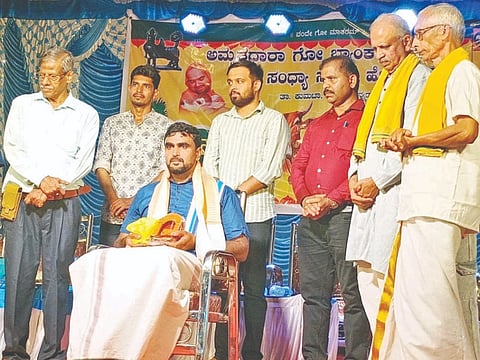 ಗೋಸಂಧ್ಯಾ ಕಾರ್ಯಕ್ರಮದಲ್ಲಿ ಗೋಸಂರಕ್ಷಕ ಅಕ್ಷಯ ಆಳ್ವಾ ಅವರನ್ನು ಸನ್ಮಾನಿಸಲಾಯಿತು. ಮುರಲೀಧರ ಪ್ರಭು, ಅರುಣ ಹೆಗಡೆ, ಸುಬ್ರಾಯ ಭಟ್, ಆರ್.ಜಿ. ಭಟ್ ಬಗ್ಗೋಣ ಇತರರಿದ್ದರು. 
