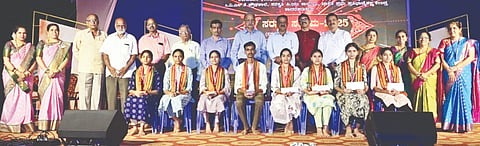 ಕುಮಟಾದ ಸರಸ್ವತಿ ಸಂಭ್ರಮ ಕಾರ್ಯಕ್ರಮದಲ್ಲಿ ಆದರ್ಶ ಸಾಧಕ ವಿದ್ಯಾರ್ಥಿಗಳನ್ನು ಸನ್ಮಾನಿಸಲಾಯಿತು. ಎನ್.ಆರ್.ಹೆಗಡೆ, ಮುರಲೀಧರ ಪ್ರಭು, ದಾಮೋದರ ಭಟ್, ಅಶೋಕ ಪ್ರಭು, ರಮೇಶ ಪ್ರಭು, ಶೇಷಗಿರಿ ಶಾನಭಾಗ ಇತರರು ಇದ್ದರು. 