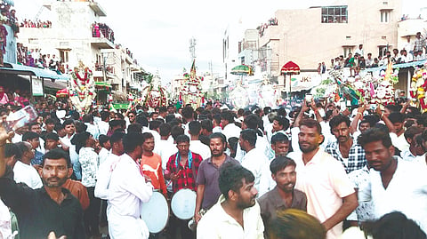 ಕನಕಗಿರಿಯ ಗಜಲಕ್ಷ್ಮೀ ದೇವಸ್ಥಾನದ ಮುಂಭಾಗದಲ್ಲಿ ಅಲಾಯಿ ದೇವರುಗಳು ಶುಕ್ರವಾರ ಸಂಜೆ ಪರಸ್ಪರ ಆಲಂಗಿಸಿಕೊಂಡು ಹಬ್ಬಕ್ಕೆ ವಿದಾಯ ಹೇಳಿದವು. 