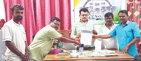 ಕನಕಗಿರಿಯಲ್ಲಿ ಹೆಚ್ಚುವರಿ ಆಧಾರ್ ಸೇವಾ ಕೇಂದ್ರ ಆರಂಭಕ್ಕೆ ಆಗ್ರಹಿಸಿ ಕರ್ನಾಟಕ ದಲಿತ ಸಂಘರ್ಷ ಸಮಿತಿ (ಅಂಬೇಡ್ಕರ್ ಮಾರ್ಗ) ಜಿಲ್ಲಾ ಘಟಕದಿಂದ ತಹಸೀಲ್ದಾರ್ ವಿಶ್ವನಾಥ ಮುರುಡಿಗೆ ಮಂಗಳವಾರ ಮನವಿ ಸಲ್ಲಿಸಲಾಯಿತು. ರಾಜ್ಯ ಸಮಿತಿ ಸದಸ್ಯ ಪಾಮಣ್ಣ ಅರಳಿಗನೂರು, ರಮೇಶ, ಚಂದ್ರಶೇಖರ ಇತರರಿದ್ದರು.