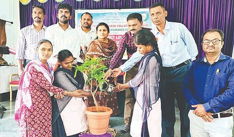 ಕನಕಗಿರಿಯ ಪಂಪಣ್ಣ ಶರಣಪ್ಪ ಗುಗ್ಗಳಶೆಟ್ರ ಸರ್ಕಾರಿ ಪ್ರಥಮ ದರ್ಜೆ ಕಾಲೇಜಿನಲ್ಲಿ ‘ಮುದ್ರಣ ಮಾಧ್ಯಮದಲ್ಲಿ ವೃತ್ತಿ ಅವಕಾಶಗಳು’ ವಿಷಯ ಕುರಿತ ಉಪನ್ಯಾಸ ಕಾರ್ಯಕ್ರಮವನ್ನು ಪ್ರಾಚಾರ್ಯ ಬಜರಂಗಬಲಿ ಉದ್ಘಾಟಿಸಿದರು. ಹಿರಿಯ ಪತ್ರಕರ್ತ ಅಶೋಕ್ ನೀಮ್ಕರ್, ಉಪನ್ಯಾಸಕರಾದ ಡಾ. ವೀರೇಶ್ ಕೆಂಗಾಲ್, ಉಪನ್ಯಾಸಕರಾದ ಬಾಲಪ್ಪ ಕುರಿ, ವಿಜಯ್ ಸರೋದೆ, ಸಂಗಮೇಶ್ ಇದ್ದರು.