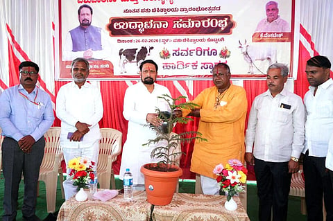 ಕೊಟ್ಟಲಗಿಯಲ್ಲಿ ಪಶು ಚಿಕಿತ್ಸಾಲಯ ಉದ್ಘಾಟನೆ ಕಾರ್ಯಕ್ರಮಕ್ಕೆ ಶಾಸಕ ಲಕ್ಷ್ಮಣ ಸವದಿ ಚಾಲನೆ ನೀಡಿದರು. ಸಿದರಾಯ ಯಲ್ಲಡಗಿ, ವಿನಾಯಕ ಬಾಗಡೆ, ಶಿವಾನಂದ ಗೋಲಬಾವಿ ಇತರರಿದ್ದರು.