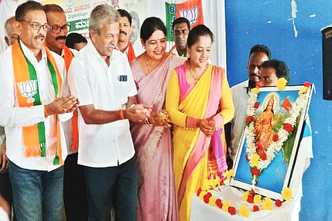 ಕೊಪ್ಪದ ಪುರ ಭವನದಲ್ಲಿ ಬಿಜೆಪಿ ಹಮ್ಮಿಕೊಂಡಿದ್ದ ಶೃಂಗೇರಿ ಕ್ಷೇತ್ರ ಮಟ್ಟದ ಕಾರ್ಯಕರ್ತರ ಸಭೆಯಲ್ಲಿ ಭಾರತ ಮಾತೆ ಭಾವಚಿತ್ರಕ್ಕೆ ಪುಷ್ಪಾರ್ಚನೆ ಮಾಡಲಾಯಿತು