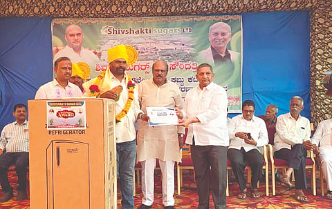 ಶಿವಶಕ್ತಿ ಶುಗರ್ಸ್ ಕಾರ್ಖಾನೆಗೆ ಹೆಚ್ಚು ಕಬ್ಬು ಪೂರೈಸಿದ ರೈತ ಲಕ್ಷ್ಮಣ ಬಾಣಗಾರಗೆ ಗಣ್ಯರು ಬಹುಮಾನ ಹಾಗೂ ಪ್ರಮಾಣಪತ್ರ ವಿತರಿಸಿದರು. ಮಲ್ಲಿಕಾರ್ಜುನ ಕೋರೆ, ಟಿ.ಡಿ.ಕಾಟೆ, ಭರತೇಶ ಬಣವನೆ ಇದ್ದರು.