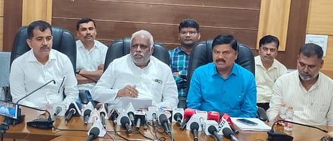 ಬೆಳಗಾವಿ ನಗರದಲ್ಲಿ ಶುಕ್ರವಾರ ಸುದ್ದಿಗೋಷ್ಠಿಯಲ್ಲಿ  ಈರಣ್ಣ ಕಡಾಡಿ ಮಾತನಾಡಿದರು. ಬಿ.ಓ. ಮಹೇಶ್ವರಪ್ಪ, ಮಂಜುನಾಥ ಹೊಂಗಲ ಇತರರಿದ್ದರು.