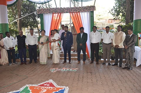  ಜಿಲ್ಲಾ ಪಂಚಾಯತ ಕಾರ್ಯಾಲಯದ ಆವರಣದಲ್ಲಿ ಗಣರಾಜ್ಯೋತ್ಸವದ ಅಂಗವಾಗಿ ಧ್ವಜಾರೋಹಣ ನೆರವೇರಿಸಿ 