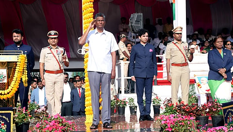 ಬೆಳಗಾವಿ ನಗರದ ಜಿಲ್ಲಾ ಕ್ರಿಡಾಂಗಣದಲ್ಲಿ ಸೋಮವಾರ ಗಣರಾಜ್ಯೋತ್ಸವದಲ್ಲಿ ಸಚಿವ ಸತೀಶ ಜಾರಕಿಹೊಳಿ, ಮೊಹಮ್ಮದ್ ರೋಷನ್, ರಾಹುಲ ಶಿಂಧೆ, ಭೂಷಣ ಬೋರಸೆ ಇತರರಿದ್ದರು.