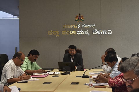 ಬೆಳಗಾವಿ ನಗರದ ಜಿಪಂ ಸಭಾಂಗಣದಲ್ಲಿ ಮಂಗಳವಾರ ಹಮ್ಮಿಕೊಂಡಿದ್ದ ಸಭೆಯಲ್ಲಿ ರಾಹುಲ ಶಿಂಧೆ ಮಾತನಾಡಿದರು. ರವಿ ಬಂಗಾರೆಪ್ಪನವರ, ಮಲ್ಲಿಕಾರ್ಜುನ ಕಲಾದಗಿ, ಬಸವರಾಜ ಅಡವಿಮಠ ಇತರರಿದ್ದರು.