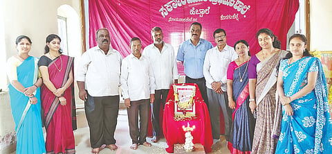 ಹೆಬ್ಬಾಲೆಯ ಸರ್ಕಾರಿ ಮಾದರಿ ಪ್ರಾಥಮಿಕ ಶಾಲೆಯಲ್ಲಿ ಕವಿ ಜಿ.ಎಸ್.ಶಿವರುದ್ರಪ್ಪ ಅವರ ನೆನಪುಗಳ ಕಾರ್ಯಕ್ರಮ ಏರ್ಪಡಿಸಲಾಗಿತ್ತು.  ಪ್ರದೀಪ್, ಮಣಜೂರು ಮೂರ್ತಿ, ಶಿವಾನಂದ, ಸುಬ್ರಮಣಿ, ವೆಂಕಟನಾಯಕ್ ಇತರರು ಇದ್ದರು.
