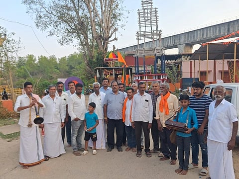 ಕಾಶಿಯಿಂದ ಅಂಚೆಯ ಮೂಲಕ ತರುವ ಗಂಗಾಜಲವನ್ನು ಹೆಬ್ಬಾಲೆ ಗ್ರಾಮದೇವತಾ ಸಮಿತಿ ಪದಾಧಿಕಾರಿಗಳು ಹೆಬ್ಬಾಲೆಯ ಬಸವೇಶ್ವರ ದೇವಾಲಯಕ್ಕೆ ಕೊಂಡೊಯ್ದರು. ಕೆ.ಎನ್. ಸುರೇಶ್,  ಮಂಜುನಾಥ ಸ್ವಾಮಿ, ಎಚ್.ಟಿ. ರಮೇಶ್, ನಾರಾಯಣ, ಎಚ್.ಟಿ. ಸೋಮಣ್ಣ, ಪುಟ್ಟರಾಜು ಇತರರಿದ್ದರು.
